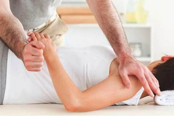 chiropractor helping the patient to reduce back pain